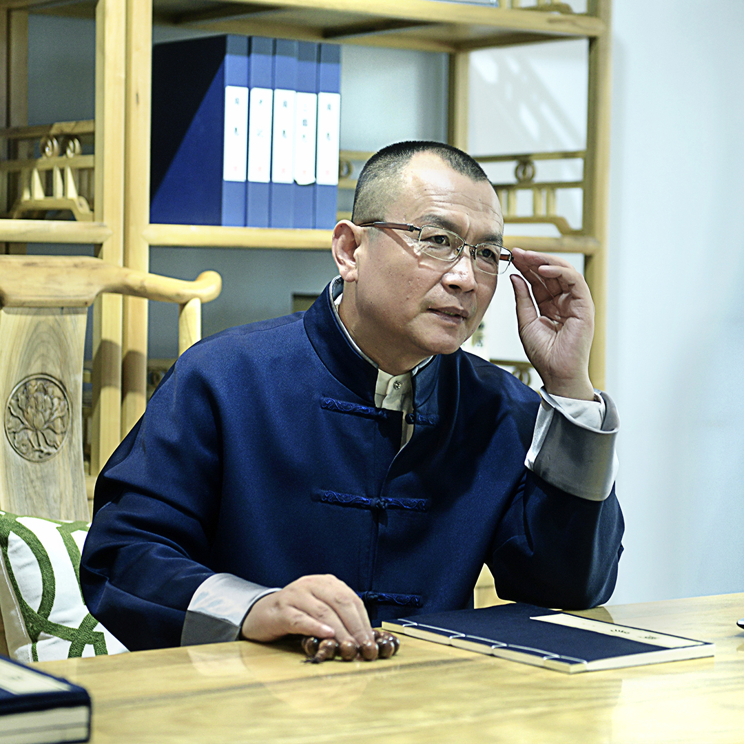 秋水老师在书桌前思考的实拍照片